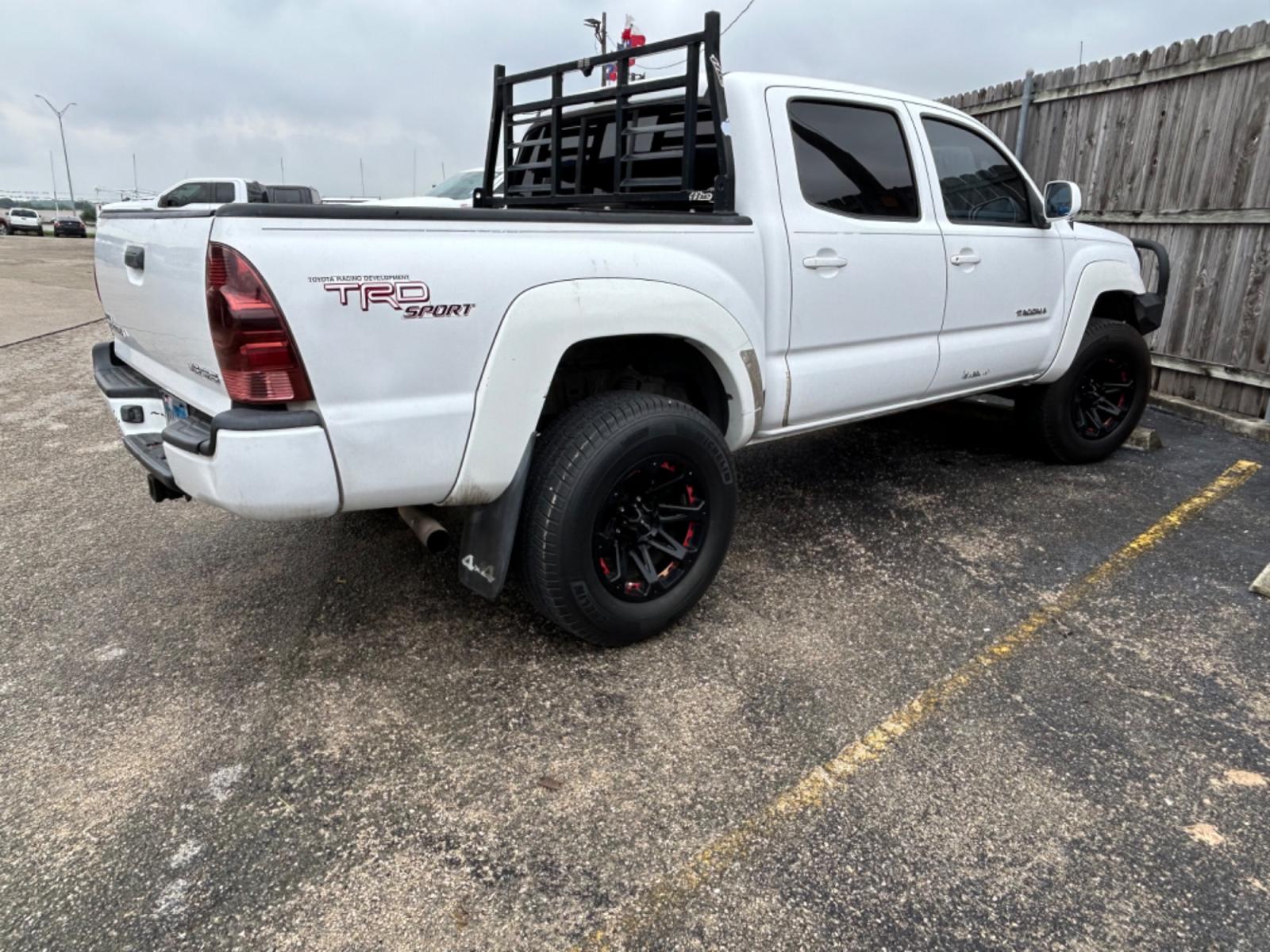 2006 White Toyota Tacoma Double Cab V6 4WD (3TMLU42N16M) with an 4.0L V6 DOHC 24V engine, 6-Speed Manual Overdrive transmission, located at 1687 Business 35 S, New Braunfels, TX, 78130, (830) 625-7159, 29.655487, -98.051491 - Photo #6
